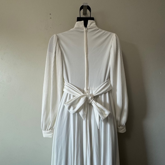 Chic Ivory Wedding Gown with Long Sleeves - Picture 4 of 12